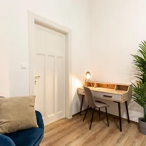 Glamorous Modern In The Hearth Of דירה